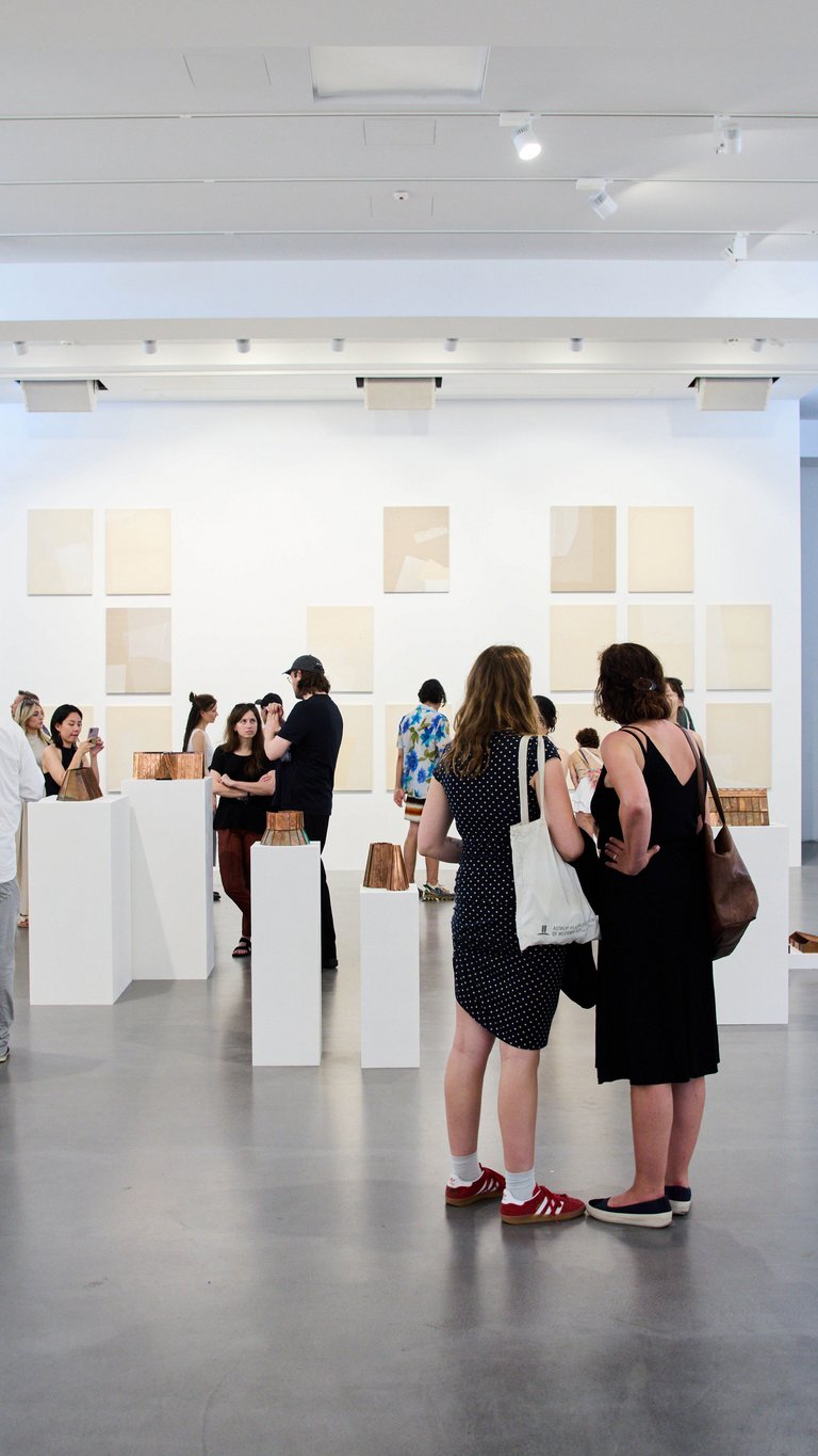 Rundgang 2025: Abschlussausstellung der Absolvent*innen des Studiengangs Bildende Kunst in der Aula. Absolvent*innen, deren Arbeiten zu sehen sind (von links nach rechts): Anna Choi, Min-Jia, Mathias Manglus (mitte vorne), Rebekka Börner (mitte hinten), Marina Pohl, Emma Kucharzik. Foto: © Nikolaus Brade 